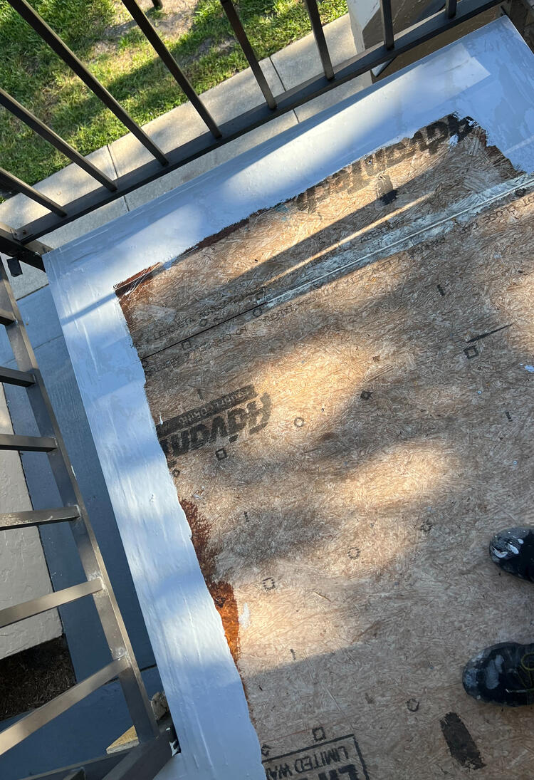 This perimeter reinforcement utilizes a polyurethane base coat embedded with polyamide knitted mesh. This critical edge detailing ensures a secure, monolithic bond at the transitions prior to the main field application. This perimeter reinforcement utilizes a polyurethane base coat embedded with polyamide knitted mesh. This critical edge detailing ensures a secure, monolithic bond at the transitions prior to the main field application.